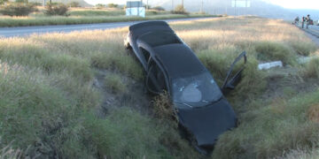 Cayó un automóvil a una zanja en la carretera 45 en Meoqui