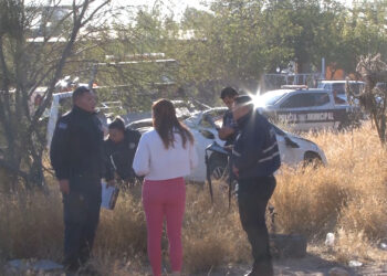 Conductora cae y vuelca su auto del puente del Acceso Norte en Delicias