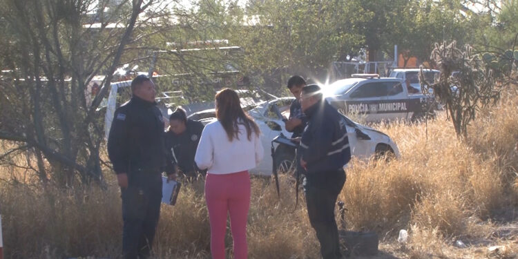 Conductora cae y vuelca su auto del puente del Acceso Norte en Delicias