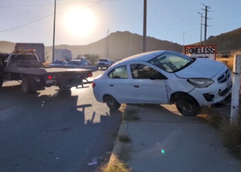 Choque contra muro de contención deja daños materiales en Chihuahua