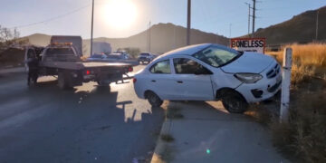 Choque contra muro de contención deja daños materiales en Chihuahua