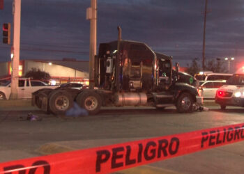 Motociclista pierde la vida tras ser arrollado por tractocamión