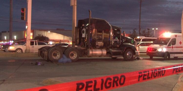 Motociclista pierde la vida tras ser arrollado por tractocamión
