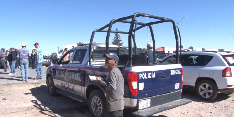 Traileros denuncian asaltos en bloqueo de carretera 45