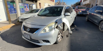 Se registra volcadura de vehículo en el centro de la ciudad