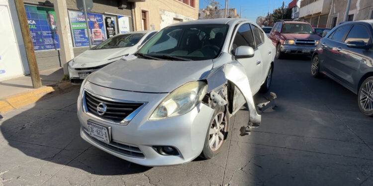 Se registra volcadura de vehículo en el centro de la ciudad