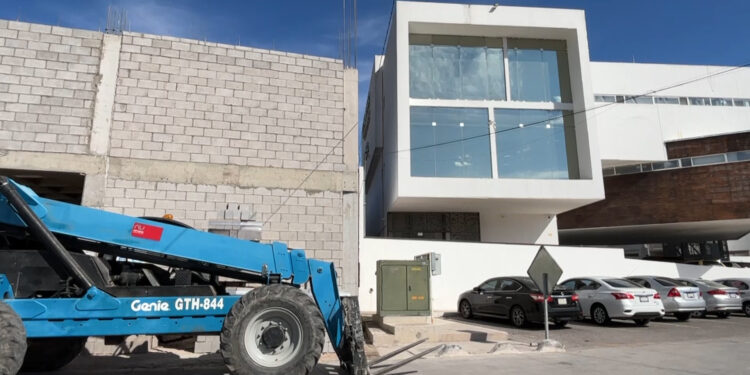 Trabajador cae de cinco metros en obra de clínica