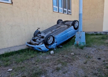 Estudiante resulta gravemente herido tras volcar su vehículo