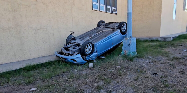 Estudiante resulta gravemente herido tras volcar su vehículo