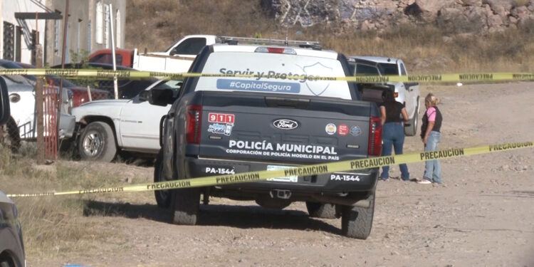 Hallan hombre muerto, envuelto en cobija y con lesiones en el cuello