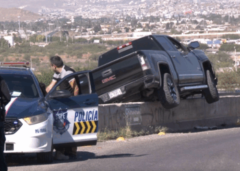 Pierde el control y sube muro de contención en la carretera Santa Eulalia-Chihuahua