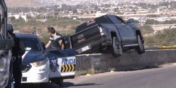 Pierde el control y sube muro de contención en la carretera Santa Eulalia-Chihuahua