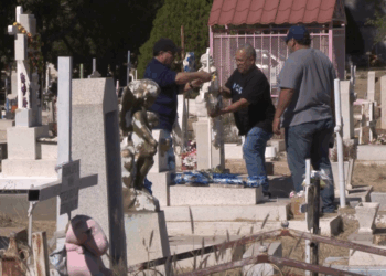 Panteones reciben a quienes honran a sus difuntos