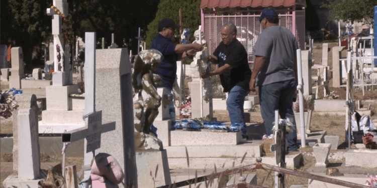 Panteones reciben a quienes honran a sus difuntos