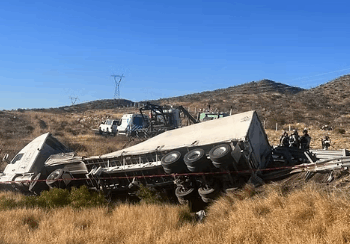 Seis migrantes mueren tras volcadura de camión en carretera Gómez Palacio-Jiménez
