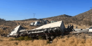 Seis migrantes mueren tras volcadura de camión en carretera Gómez Palacio-Jiménez