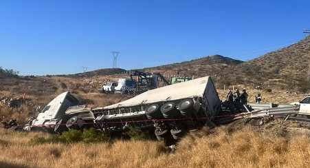 Seis migrantes mueren tras volcadura de camión en carretera Gómez Palacio-Jiménez