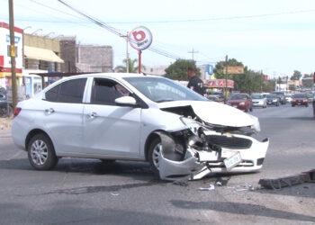 Choque vehicular en cruce de avenidas en Delicias