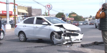 Choque vehicular en cruce de avenidas en Delicias