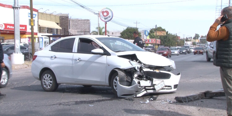 Choque vehicular en cruce de avenidas en Delicias