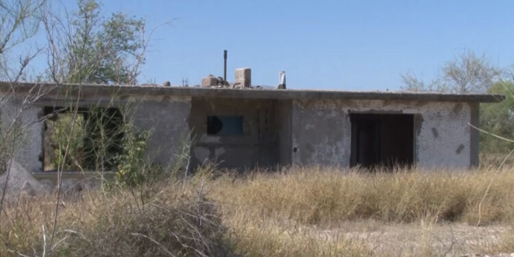 Hallan cuerpo en descomposición en casa abandonada al norte de Delicias