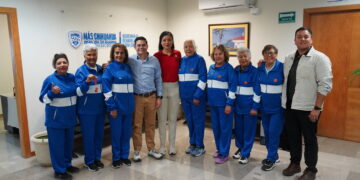 Reconoce Rafa Loera al equipo de basquetbol “Adelitas” de la Casa de los Abuelos Deportiva