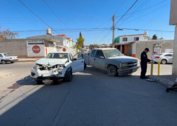 Mujer resulta lesionada tras choque en colonia Francisco Villanueva