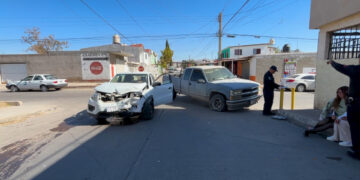 Mujer resulta lesionada tras choque en colonia Francisco Villanueva