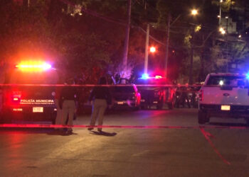 Hieren a dos hombres en ataque armado cerca de la Fiscalía de la Mujer