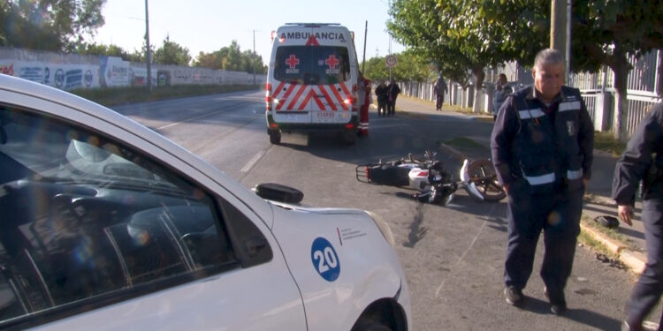 Motociclista queda grave tras ser arrollado en Chihuahua 2000