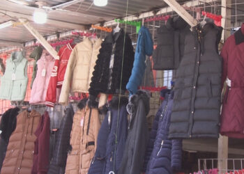 Comienza el frío en la capital; ciudadanos se preparan