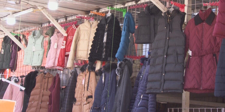 Comienza el frío en la capital; ciudadanos se preparan