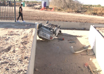Cae automóvil a canal de desagüe en el bulevar Juan Pablo II