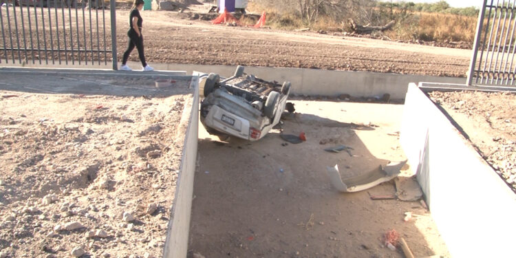 Cae automóvil a canal de desagüe en el bulevar Juan Pablo II