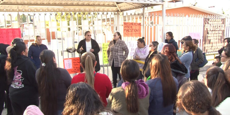 Padres exigen cambios en la primaria “Jesús Reyes Heroles”