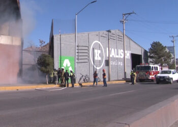 Incendio en callejón cerca de empresa Kalisch moviliza a bomberos