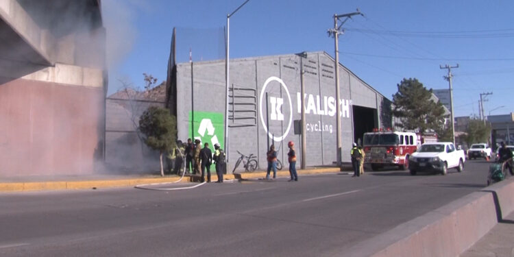 Incendio en callejón cerca de empresa Kalisch moviliza a bomberos