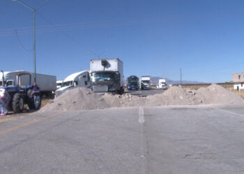 Agricultores mantienen bloqueo en carretera 45