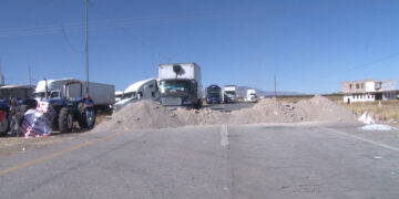 Agricultores mantienen bloqueo en carretera 45