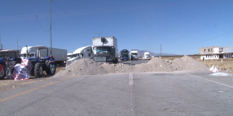 Agricultores mantienen bloqueo en carretera 45