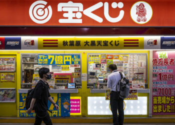 Gana 600 millones en la lotería y lo oculta a su esposa