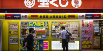 Gana 600 millones en la lotería y lo oculta a su esposa