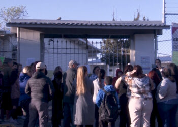Padres cierran escuela primaria por presunta amenaza a maestro