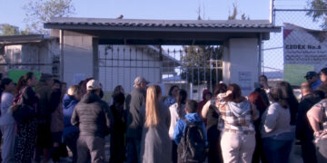 Padres cierran escuela primaria por presunta amenaza a maestro