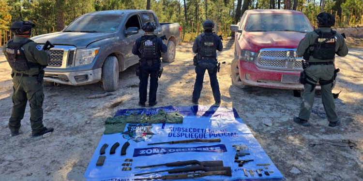 Aseguran armas y vehículos robados en operativo en la sierra de Chihuahua