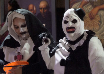 Cientos de chihuahuenses celebraron Halloween con disfraces y calaverita