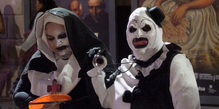 Cientos de chihuahuenses celebraron Halloween con disfraces y calaverita