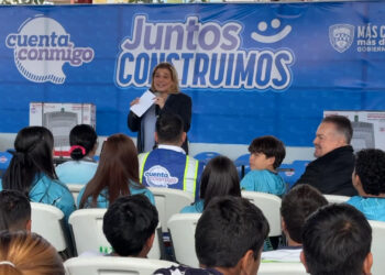 Gobernadora entrega mobiliario y equipo a escuelas