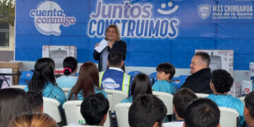 Gobernadora entrega mobiliario y equipo a escuelas