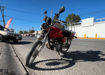 Accidente entre vehículo y motocicleta deja un lesionado
